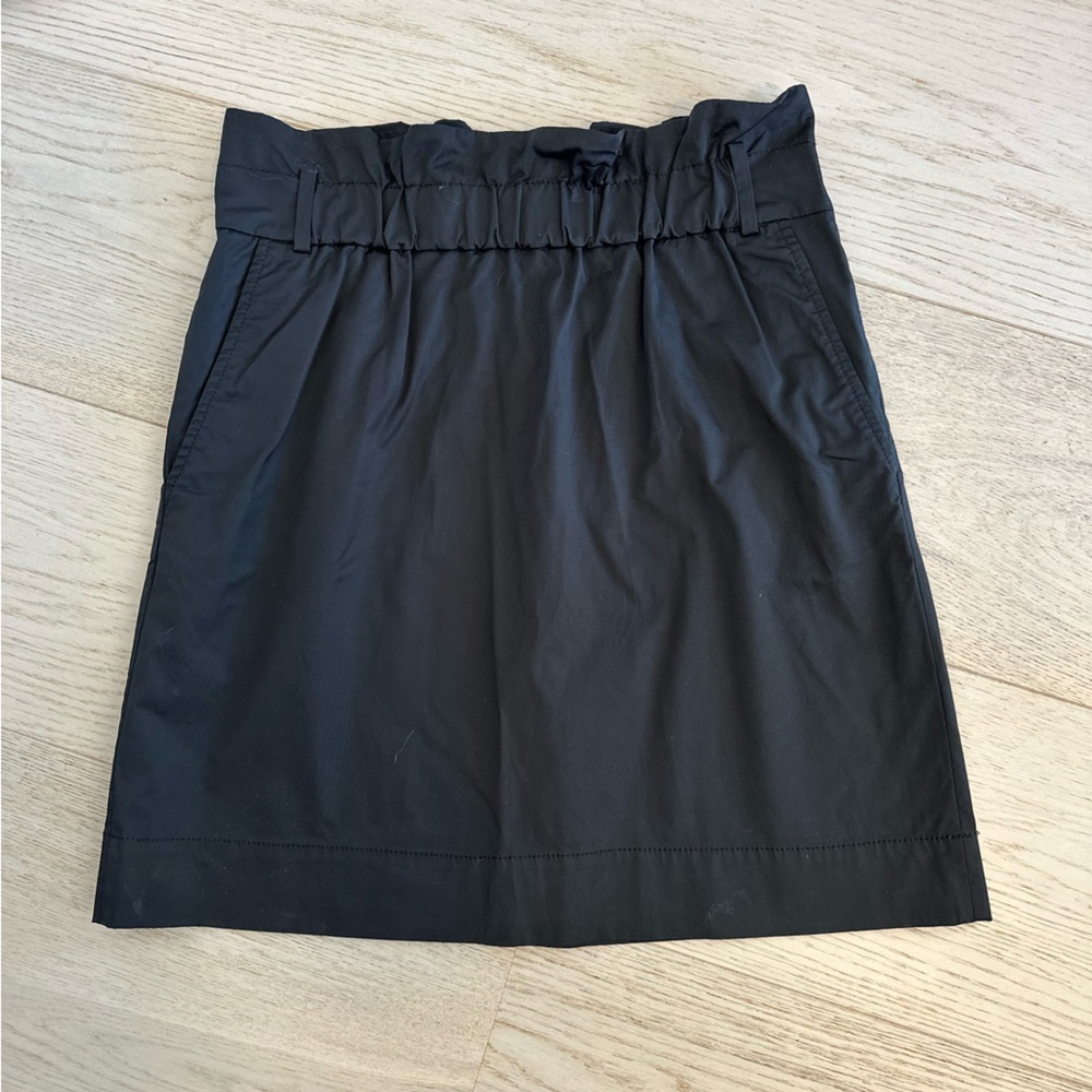 Banana Republic black miniskirt with pockets and ruffled waistband- size 4